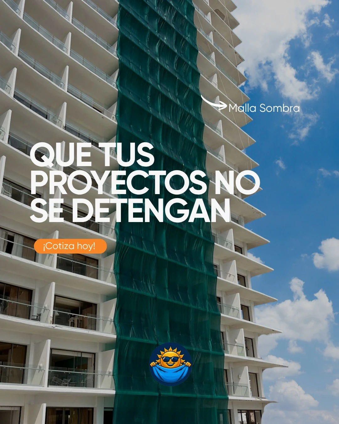 Malla sombra verde cubriendo la fachada completa de un edificio en obra